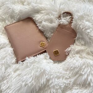 NWT Kendra Scott Passport Holder & Luggage Tag Set in Light Pink.